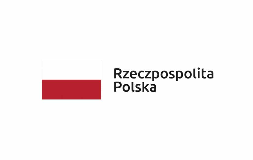 Po lewej stronie graficzny pełnokolorowy znak barw Rzeczypospolitej Polskiej po prawej stronie czarny napis Rzeczpospolita Polska