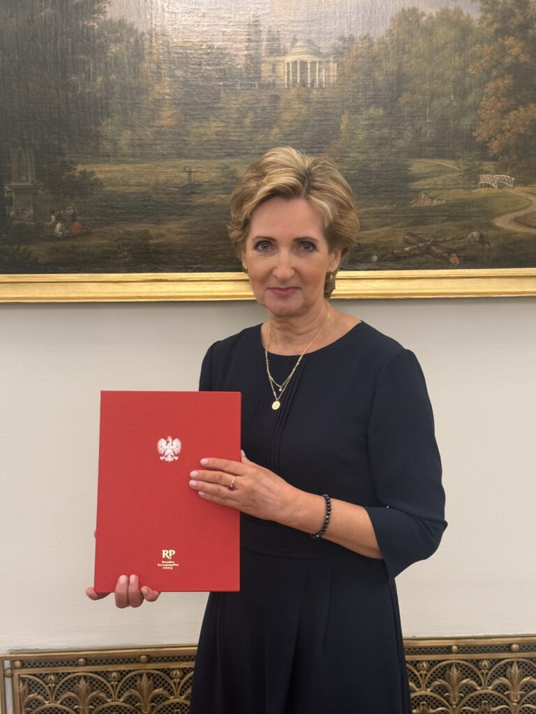 Profesor Wierzejska trzymająca dyplom tytułu profesora.